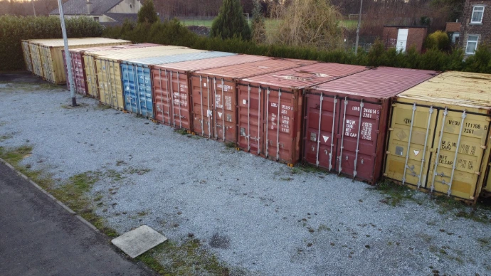 Vue aérienne du site de stockage Self-Stockage avec containers sécurisés